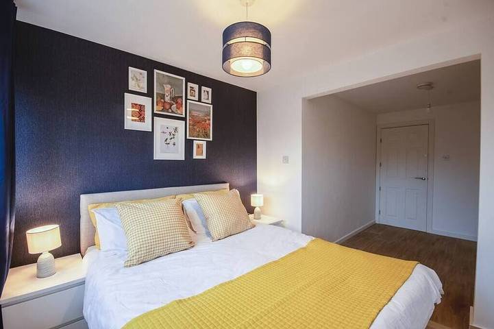 Spacious 4 Bed House, City Centre -w/Parking in Kent