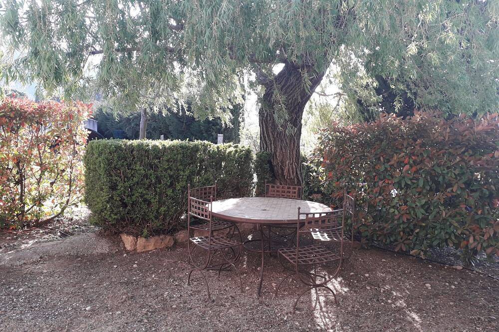 Appartement entier, Gîte  4 pers au calme en campagne, commodités 5 min à pied., piscine et+ in Maubec, Parc naturel régional du Luberon