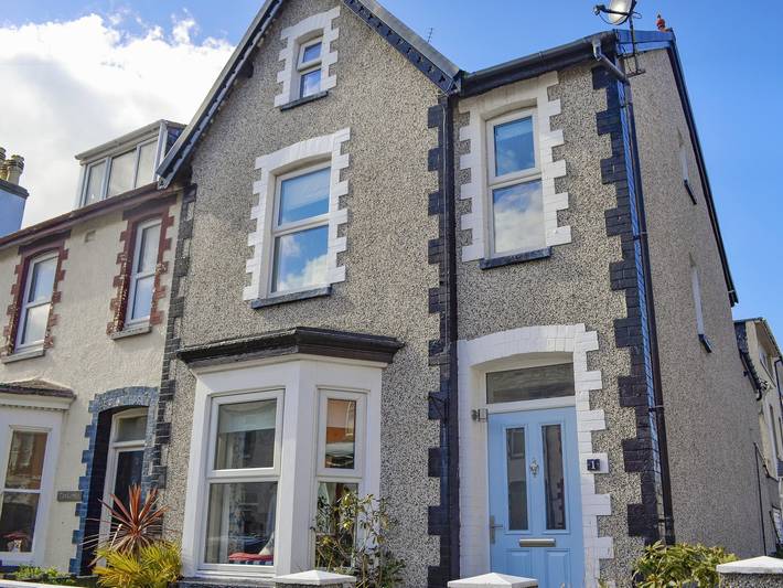Log cabin for 7 people, with garden, with pets in Llandudno
