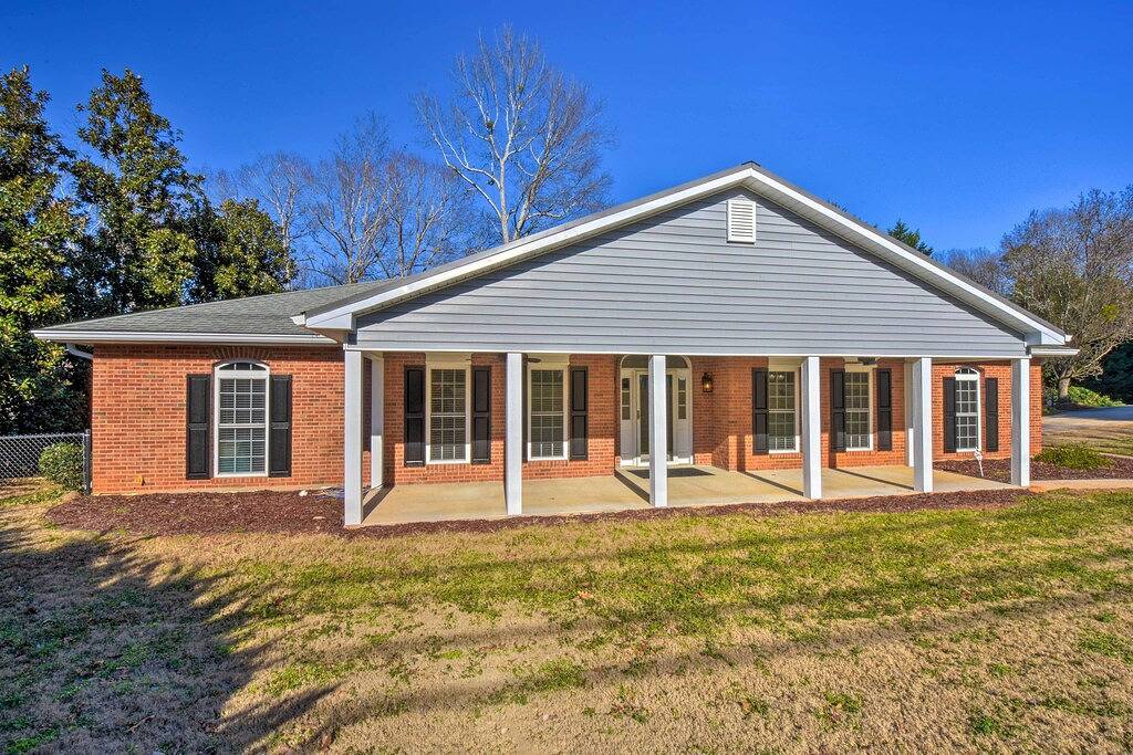 Remodeled Family Home ~ 2 Mi to Lake Lanier! in Lake Lanier