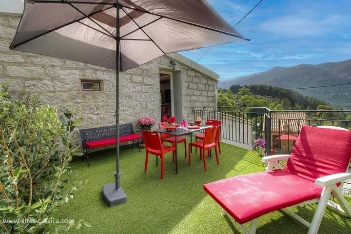 Gîte pour 3 personnes, avec Terrasse ainsi que Jardin et Vue en Corse