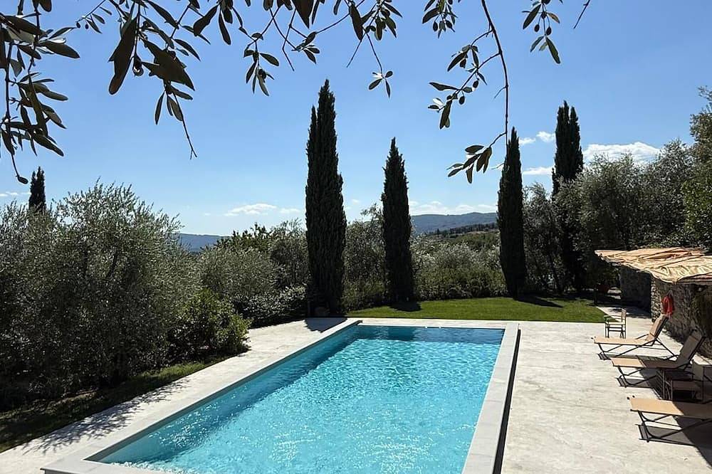 Stylish 1-Bedroom Apartment in olive grove with Pool Near Pistoia and Florence in Pistoya, Provincia de Pistoia
