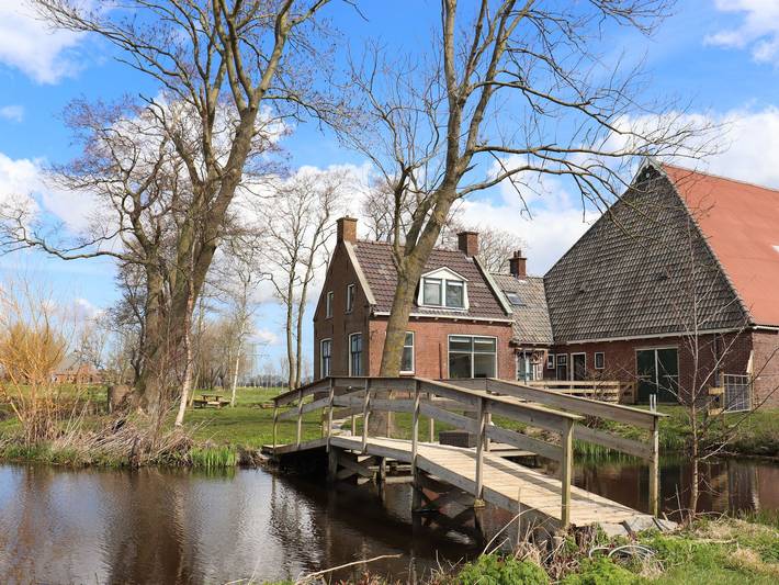 Vakantiehuis voor 10 personen, with Terras and Whirlpool as well as Tuin and Sauna in Nationaal Park De Alde Feanen