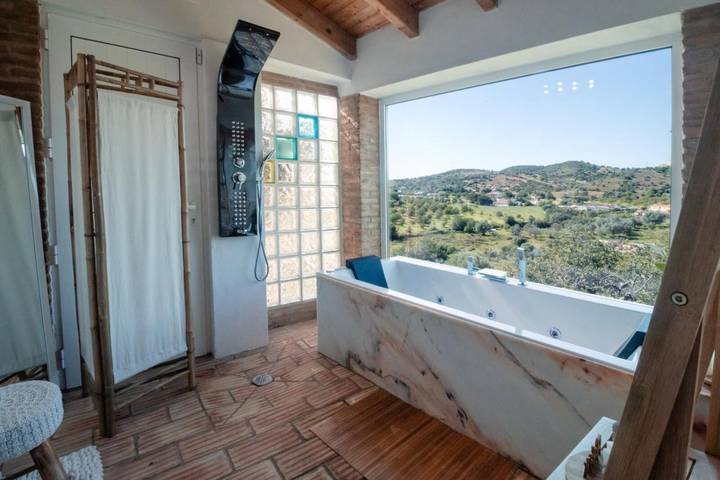 Location de vacances pour 7 personnes, avec bassin pour enfant et jacuzzi ainsi que sauna et jardin, animaux acceptés dans Santa Catarina da Fonte do Bispo - 2