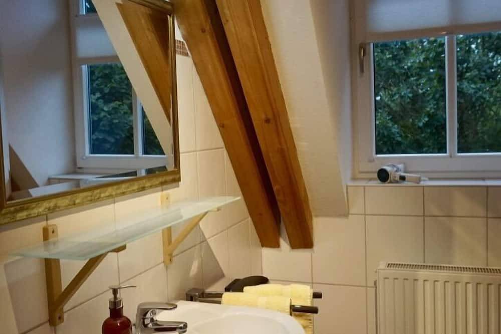 Ganze Wohnung, Geschmackvoll sanierte 2-Zimmer-Nichtraucher-Appartmet mit Gartenblick in Sugenheim, Fränkisches Weinland