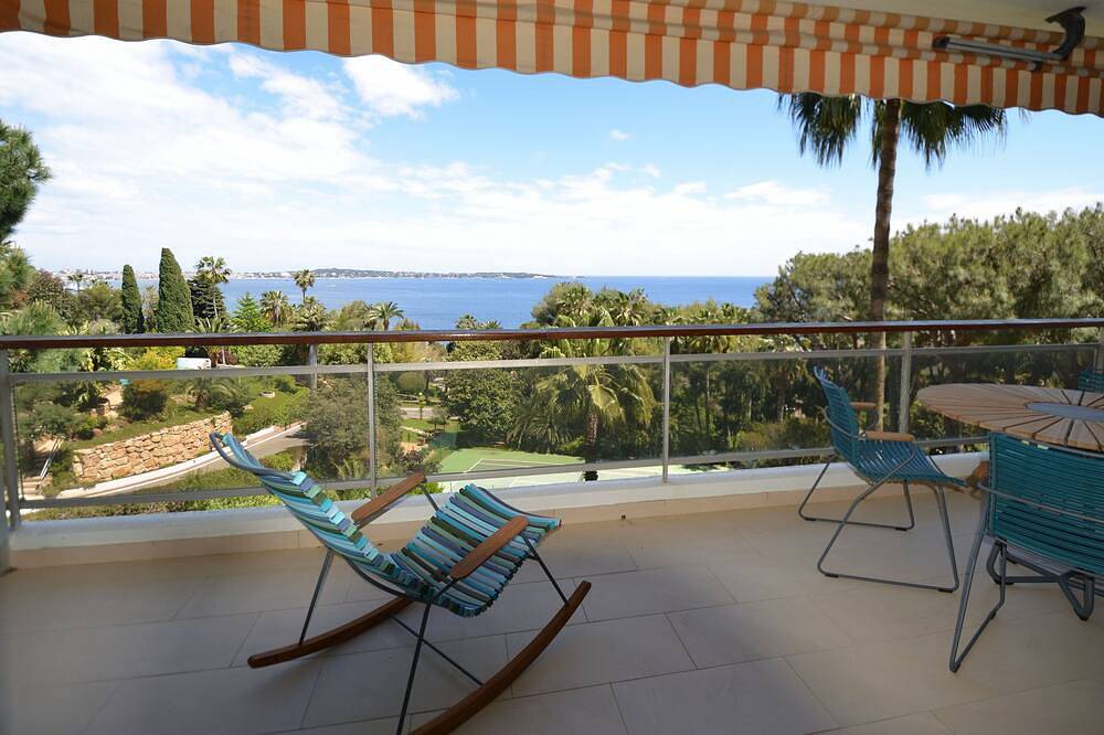 Entire apartment, Cannes Eden. Large sea view studio, beach access, quiet, swimming pool and tennis. in Vallauris, Cannes region