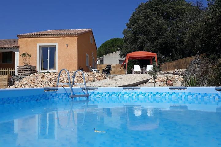 Location de vacances pour 4 personnes, avec Terrasse et Jardin à Combas