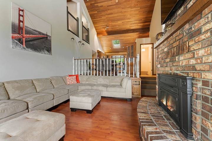 Vacation rental for 50 people, with hot tub and garden in British Columbia
