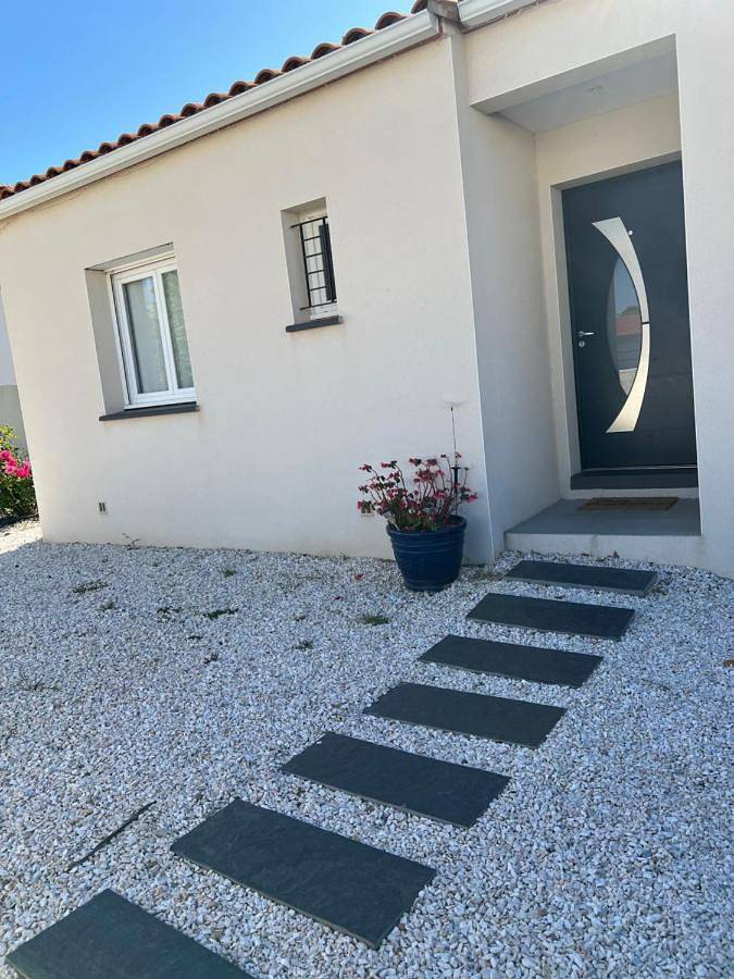 Location de vacances pour 6 personnes, avec terrasse et jardin ainsi que vue et piscine à Brouilla - 2