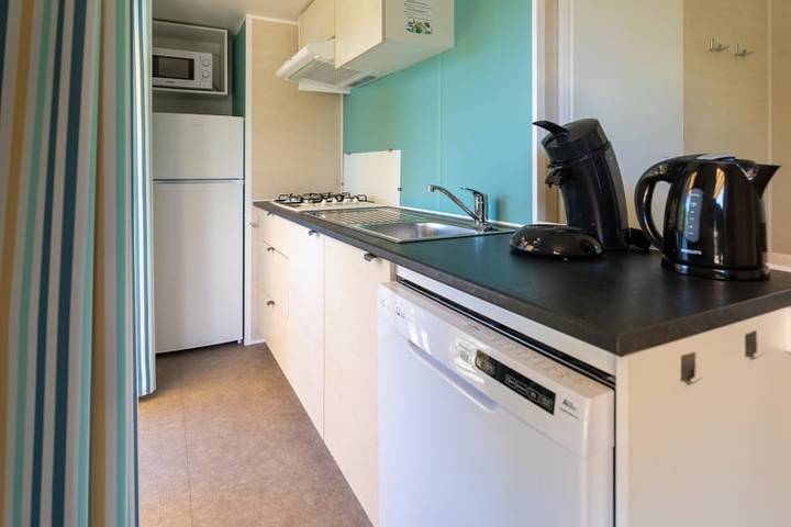 Caravane pour 6 personnes, avec balcon/terrasse ainsi que vue sur le lac et terrasse à Coëx - 4