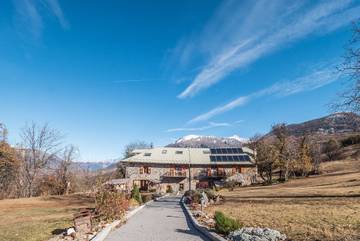 Cottage pour 2 personnes, avec piscine et sauna ainsi que jardin et jacuzzi à Baratier