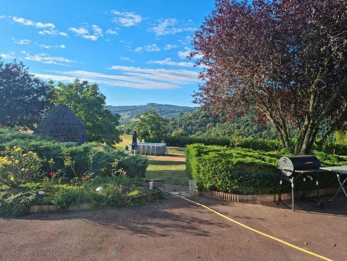 Gîte pour 2 personnes, avec piscine et vue ainsi que jardin et terrasse, animaux acceptés dans Deux-Grosnes - 4