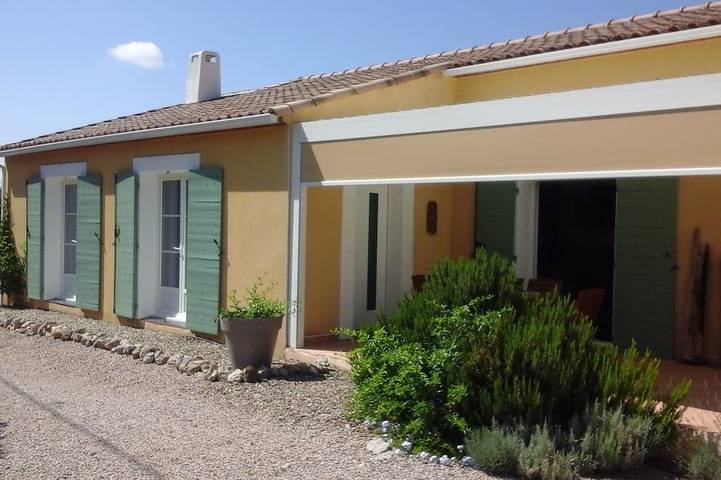 Location de vacances pour 7 personnes, avec Jacuzzi ainsi que Terrasse et Jardin à Aumes