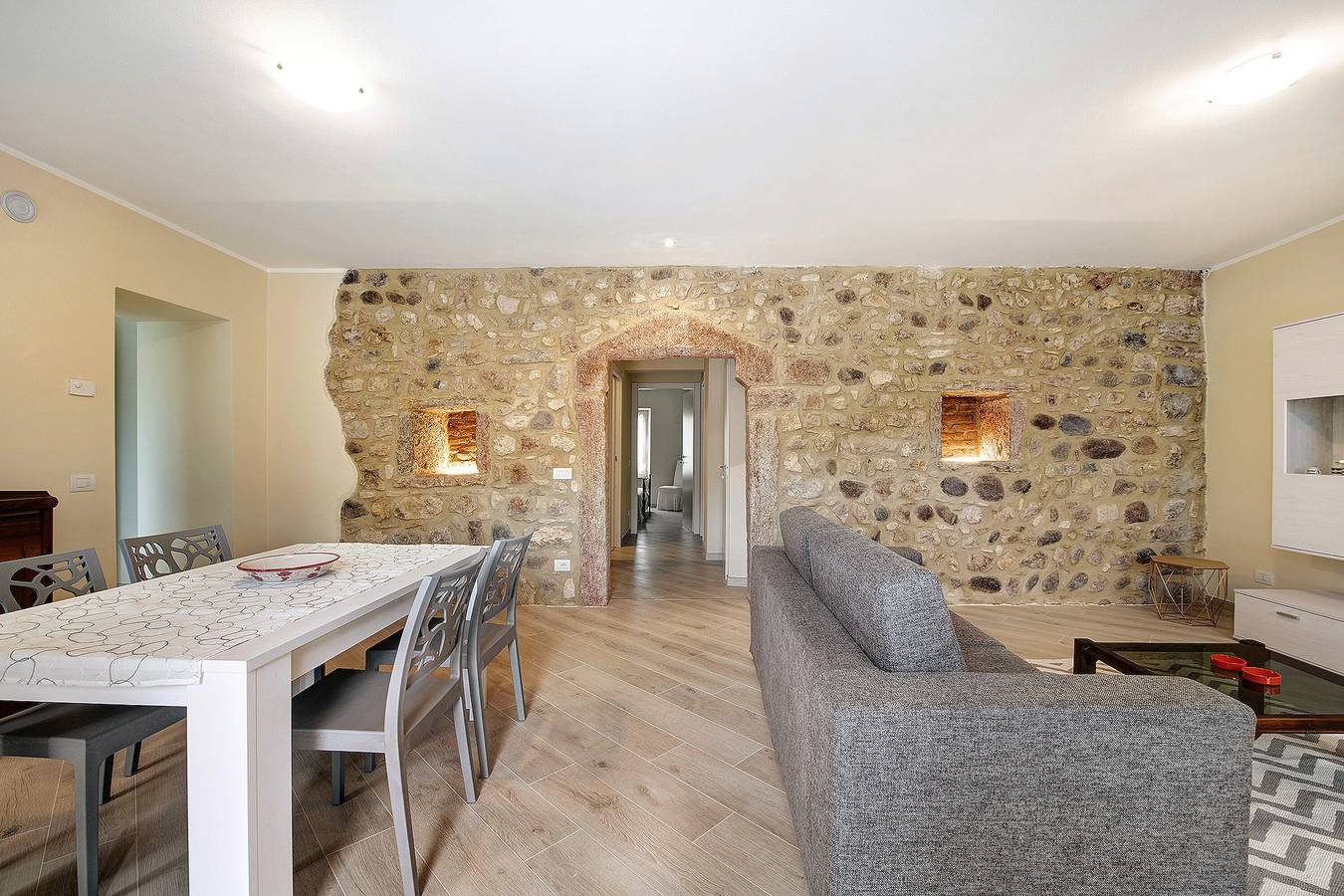 Ganze Wohnung, Ferienwohnung "Casa Vera Aurora" mit privatem Gartenblick und Wi-Fi in Torri del Benaco, Gardasee-Berge