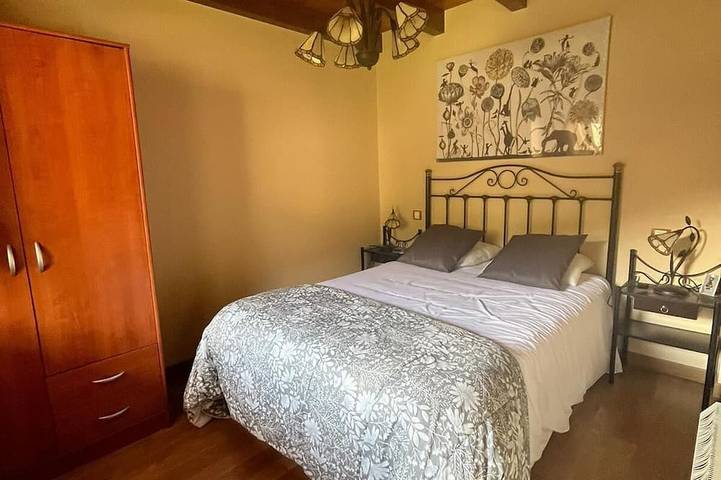 Individual stone house with 450m2 garden, secure pool, gazebo and barbecue. in Rasines, Kantabrische Küste