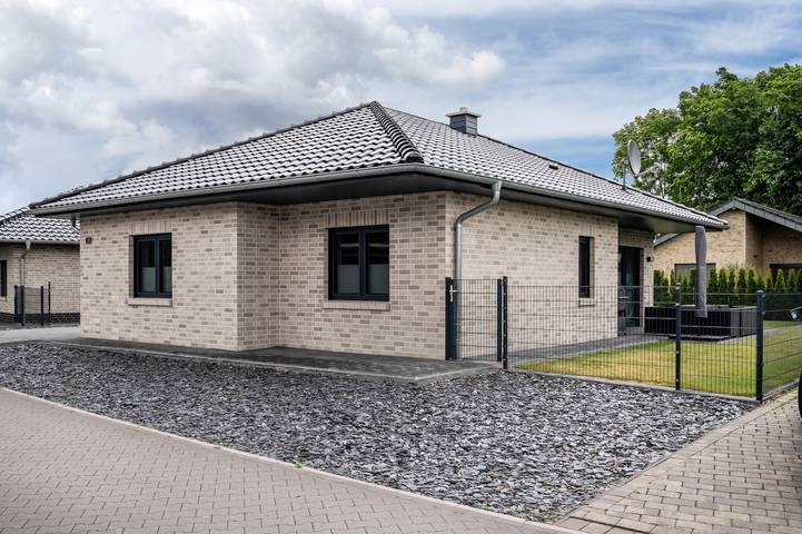Holiday Home 'Ferienhaus Am See Mit Sauna' with Private Terrace, Private Garden and Wi-Fi in Barßel, Landkreis Cloppenburg
