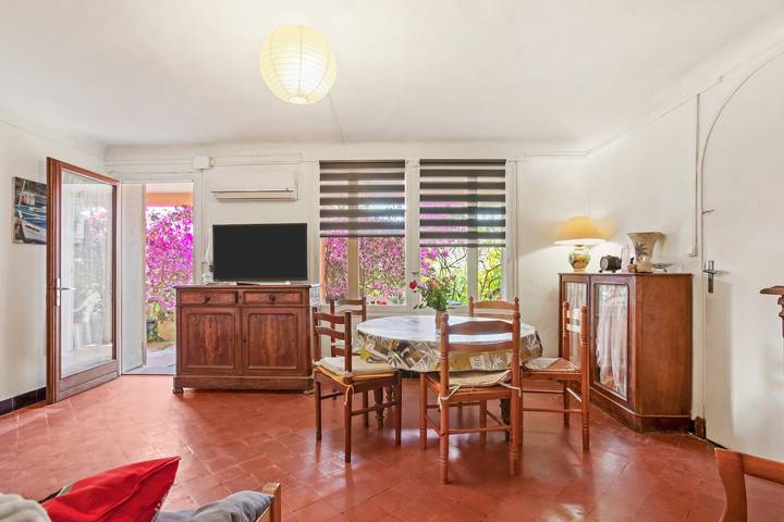 Apartamento inteiro, Apartamento "Chez Eliane Au Lavandou" com terraço privado, jardim privado e Wi-Fi in Le Lavandou, Parc national Port-Cros