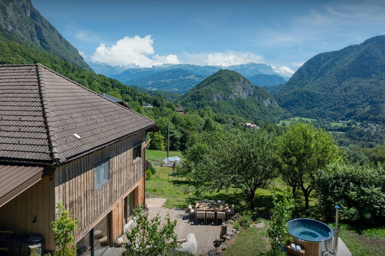 Charming farmhouse for 10 with Mont Blanc views from hot tub - Ovo Network in Mieussy, Region Bonneville