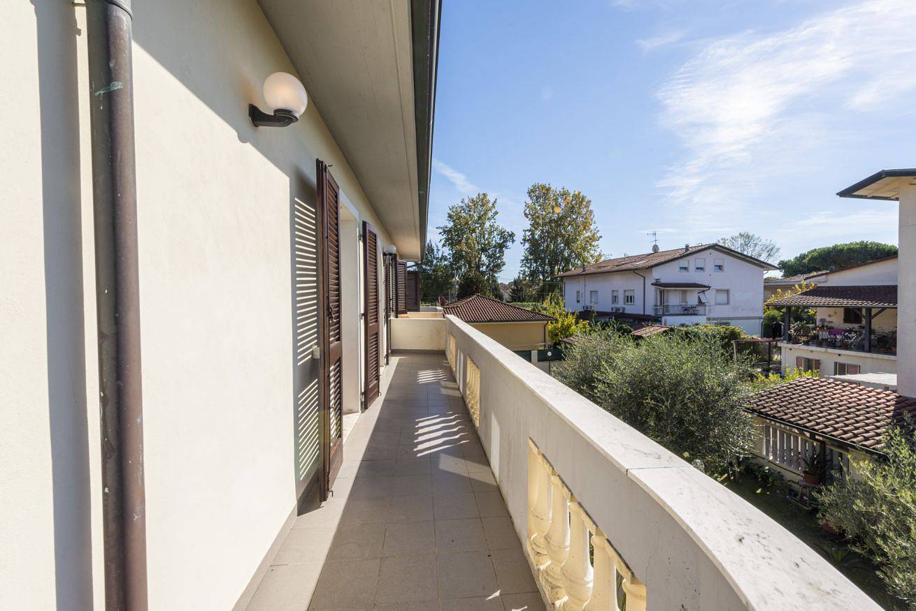 Ganze Wohnung, Ferienwohnung für 9 Personen mit Garten in Marina di Massa, Massa