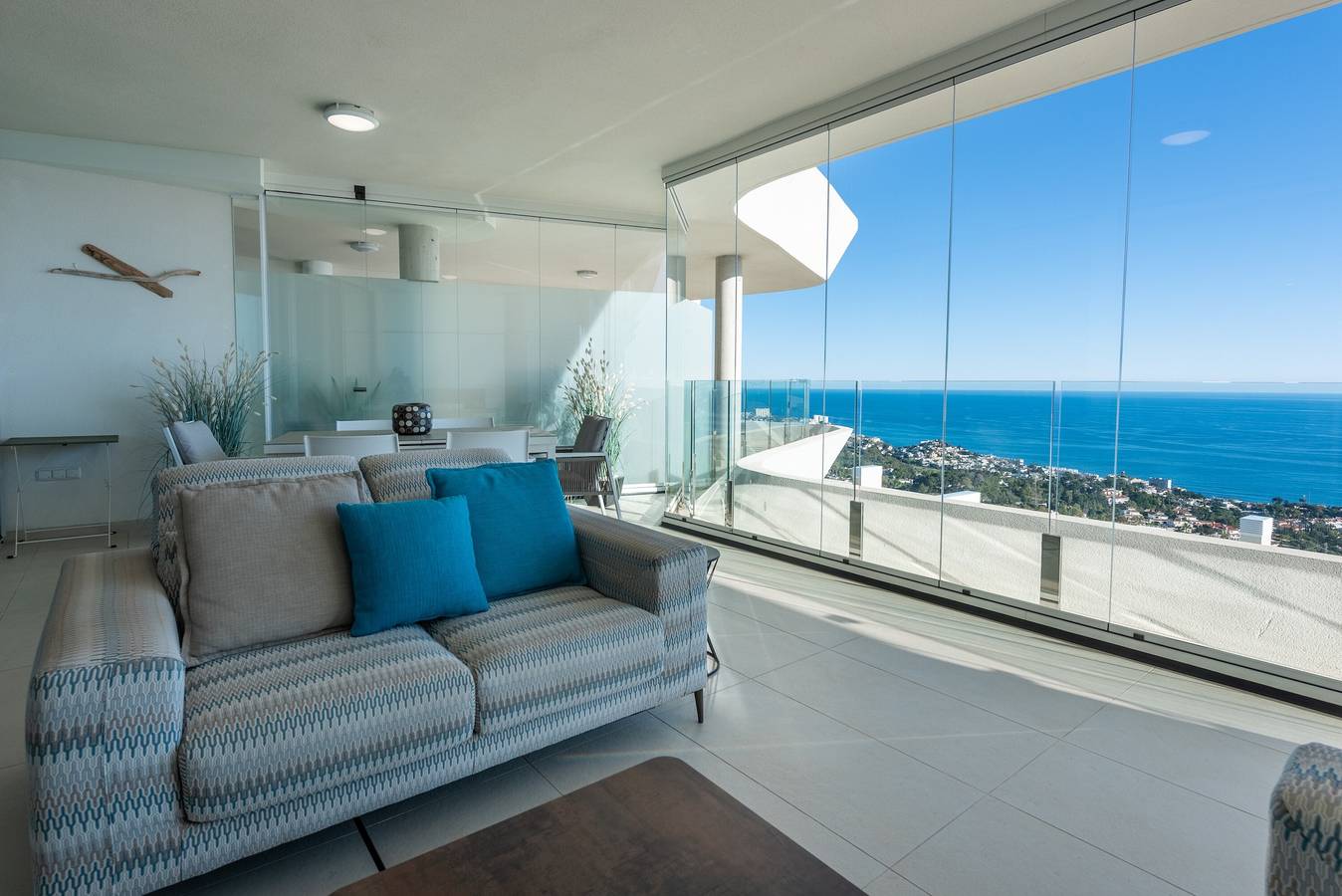 Apartamento inteiro, Apartamento 'Stupa Hills - Spectacular Sea Views' com vista para o mar, Wi-Fi e ar condicionado in La Capellania, Benalmádena