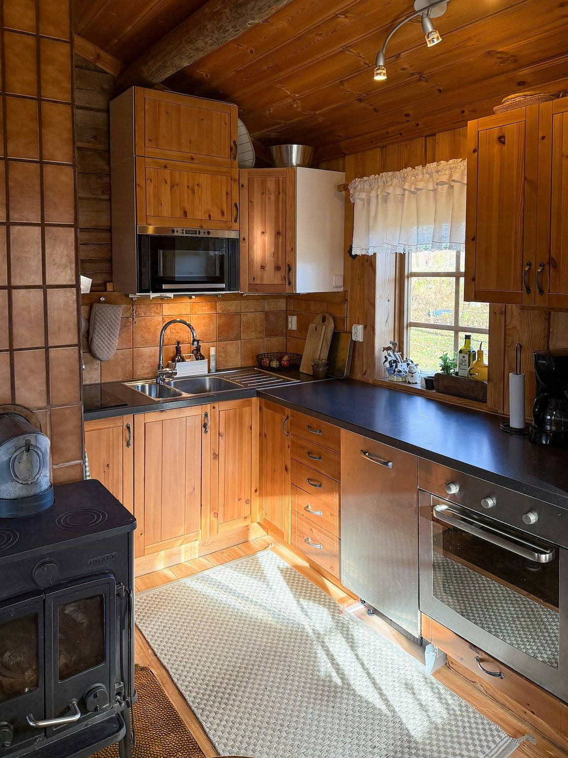 Holzhütte mit Seeblick am Björkensjön in Ludvika, Dalarna