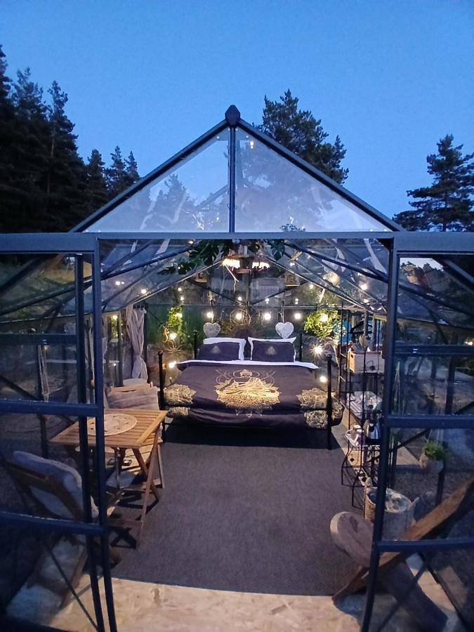 Tente pour 2 personnes, avec terrasse et jacuzzi ainsi que jardin et sauna