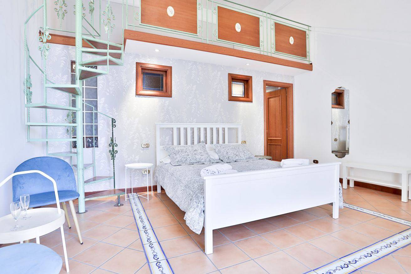 Appartamento intero, GuestHost - Chiaia Sea View Gem in Napoli, Napoli e dintorni