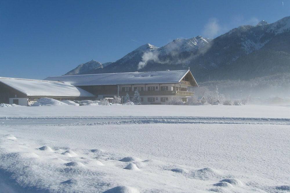 Ferienhof zum Baur - \"Wetterstein\" Fewo/2 Schlafräume/Dusche, Wc in Krün, Bayerische Alpen