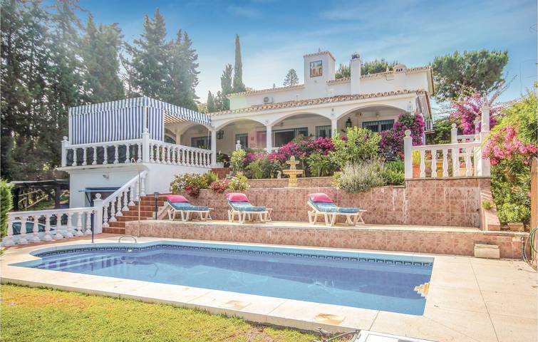 Entire holiday apartment, Poolside Terrace Apartment with Parking & Wi-Fi in Mijas Costa, Mijas