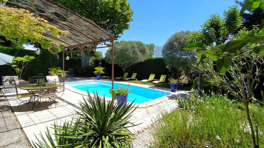Gîte pour 6 personnes, avec balcon ainsi que piscine et jardin à Cabannes
