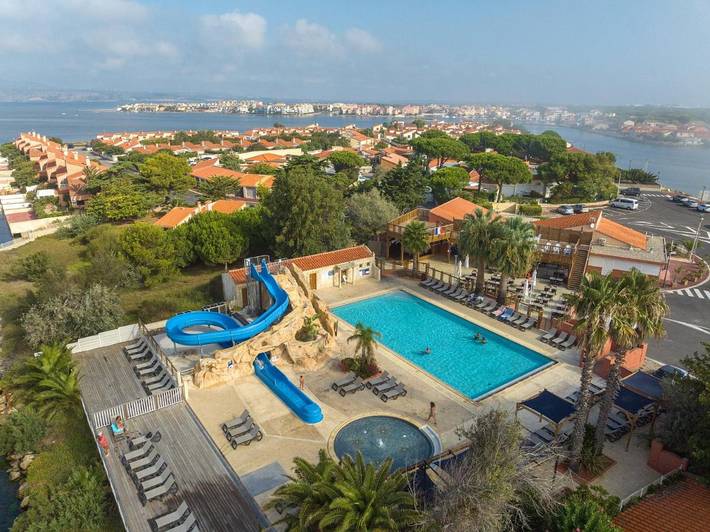 Camping pour 4 personnes, avec Terrasse et Jardin ainsi que Bassin pour enfant et Piscine
