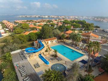 Camping pour 4 personnes, avec bassin pour enfant et terrasse ainsi que piscine et jardin, animaux acceptés à Le Barcarès