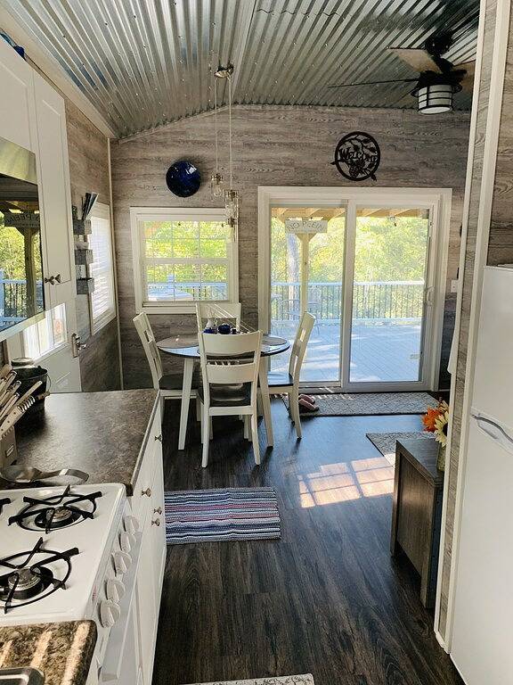 Cozy Hot Tub Cottage! in Daniel Boone National Forest