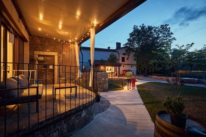 Location de vacances pour 6 personnes, avec jacuzzi ainsi que jardin et terrasse à Vipava