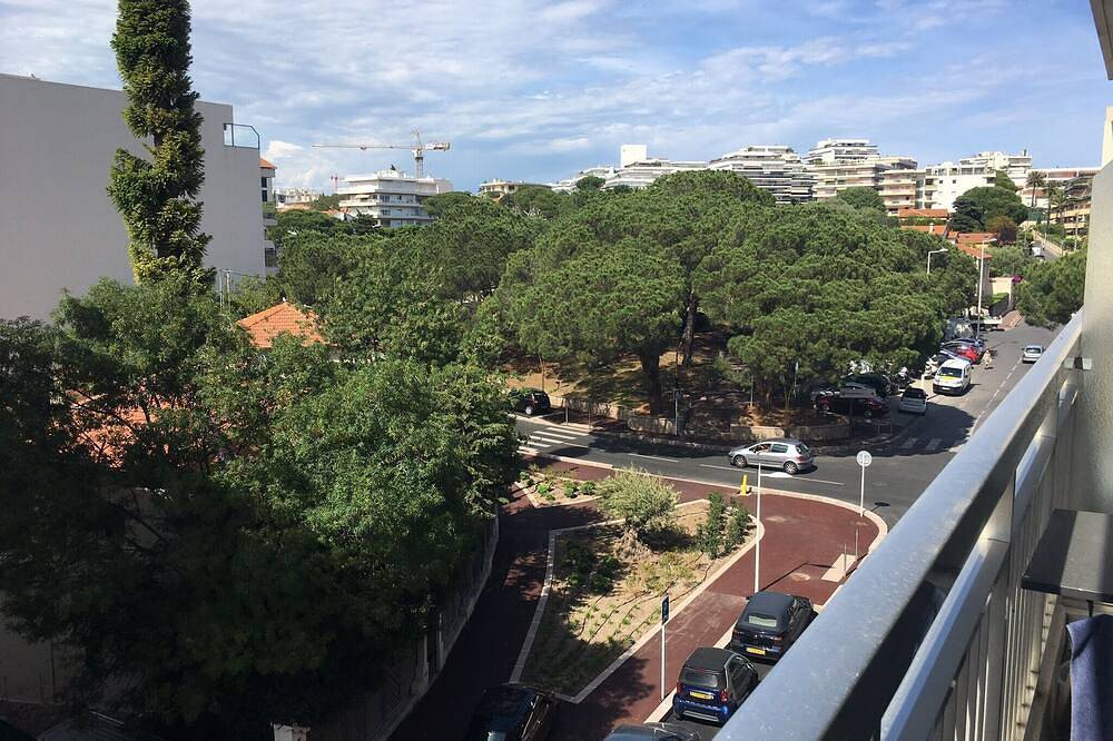 Hel lejlighed, Heart of Juan, pinewood, beaches, Studio bright cabin .superbe location. in Juan-les-Pins, Antibes