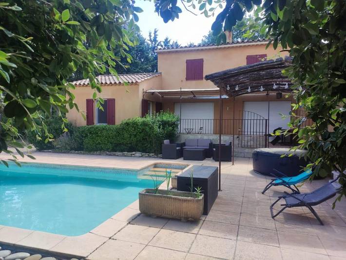 Appartement de vacances pour 2 personnes, avec vue ainsi que piscine et jardin