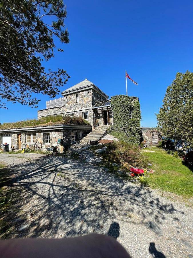 Ferienhaus für 6 Personen, mit Balkon und Whirlpool sowie Terrasse und Garten in Austrheim