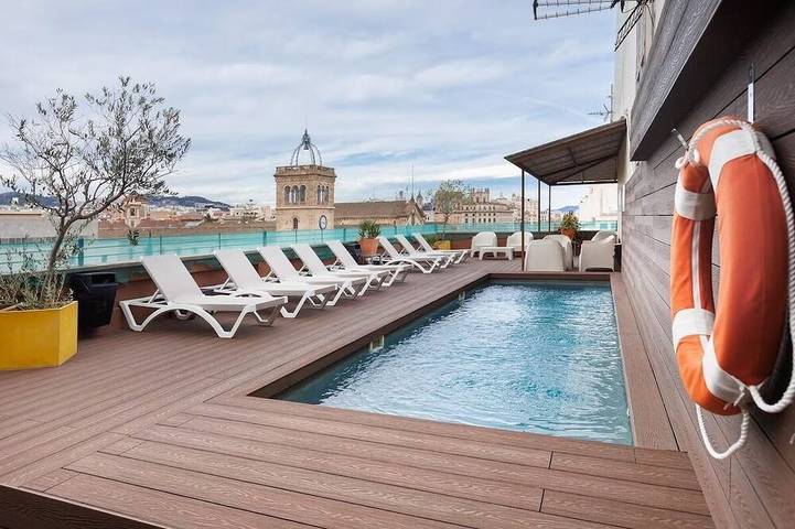 Maison de vacances pour 30 personnes, avec balcon et piscine à Barcelone