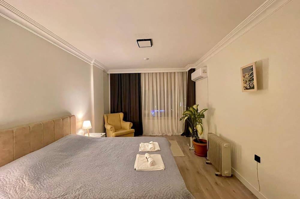 Ganze Wohnung, Spacious in Central; Beaches 500meters, 3Bedrooms + 1Living Room in Antalya, Provinz Antalya