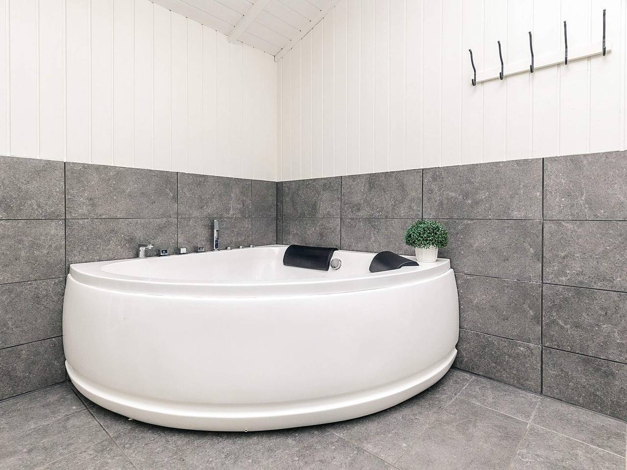 Luxurioses Refugium mit Pool -- By Traum Ferienwohnungen in Løkken, Hjørring und Umgebung