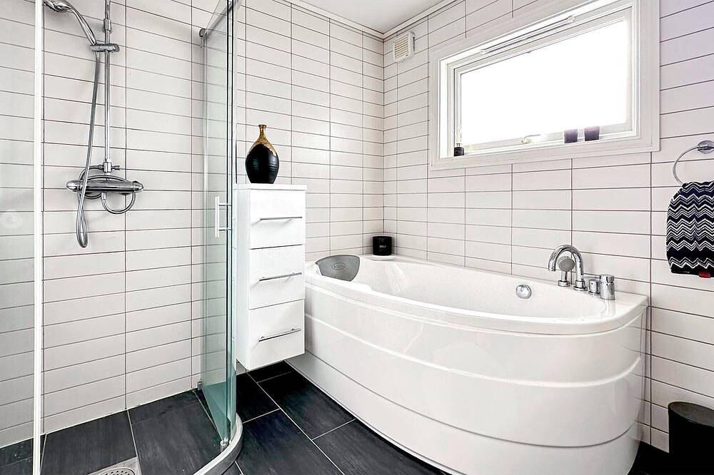 Stunning home in Mandal with house sea view in Mandal 