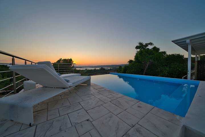 Ganze Wohnung, Heli View Apartment mit privatem Pool und Meerblick in Porto Heli, Argolis