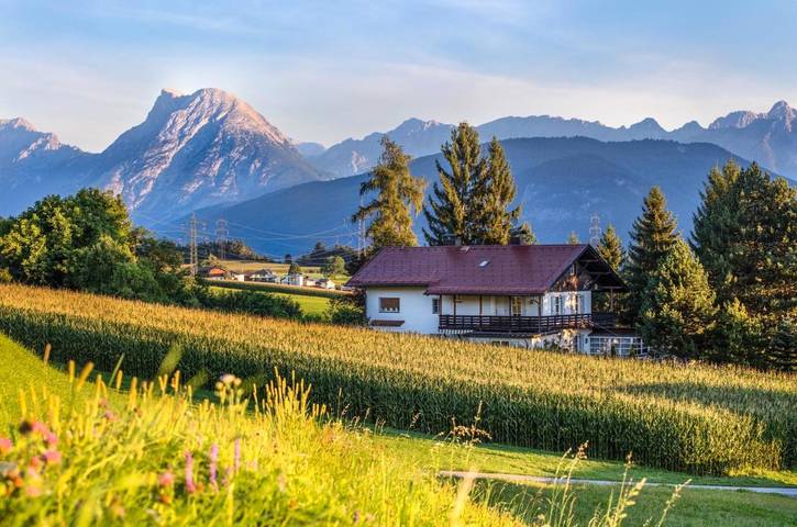 Ferienhaus für 10 Personen, mit Balkon und Terrasse sowie Garten und Ausblick in Oberperfuss