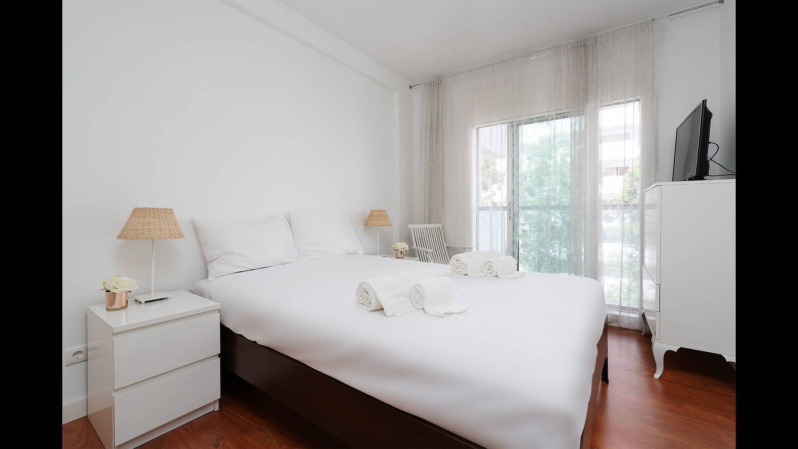 Appartamento intero, 2 Bdr Apartment W/Pool and Jacuzzi by Lovelystay in Praia da Rocha, Portimao