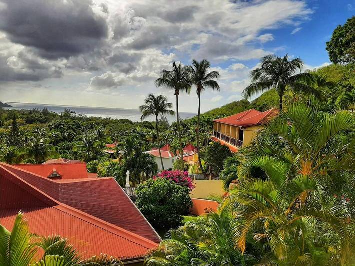 Location de vacances pour 2 personnes, avec vue ainsi que piscine et jardin dans Plage de Grande Anse - 2