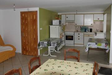 Gîte pour 6 personnes, avec jardin ainsi que vue et terrasse à Arcens
