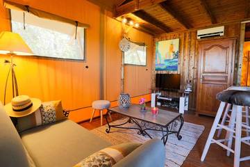 Gîte pour 4 personnes, avec sauna ainsi que jardin et jacuzzi, animaux acceptés dans les Bouches-du-Rhône
