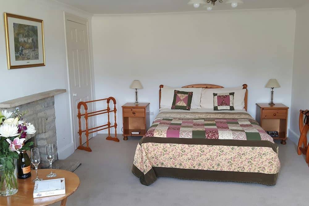 Beautiful Cotswolds farm house with period features and a beautiful garden. in Oxfordshire