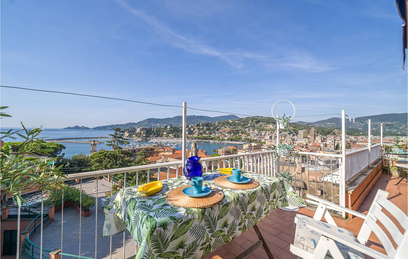 Ganze Ferienwohnung, Gemütliche 2BR mit Terrasse, Internet & Geschirrspüler, 1.5km Prelo Beach in Rapallo (Stadt), Rapallo