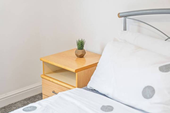 This 5-bedroom house exudes an aura of openness and comfort. in Coventry, Birmingham e dintorni